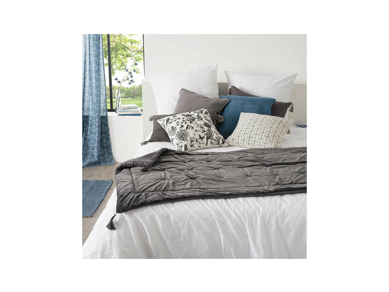 Samtdecke mit Pompons 80 x 180 cm