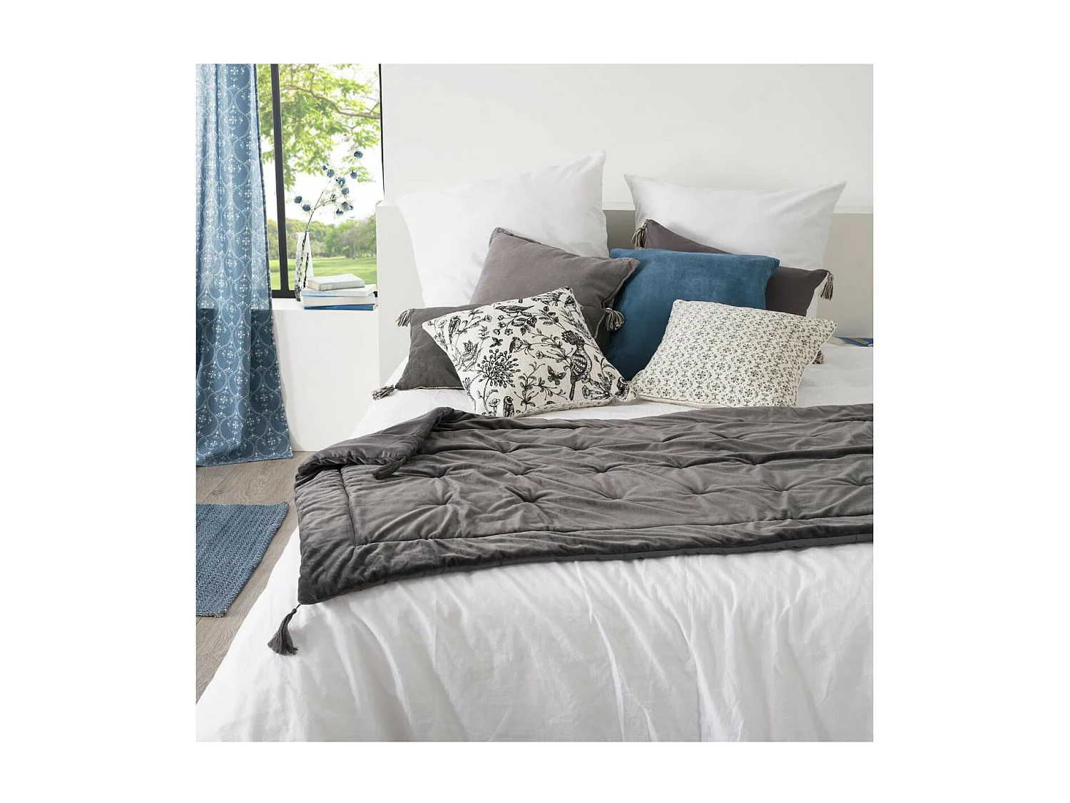 Samtdecke mit Pompons 80 x 180 cm