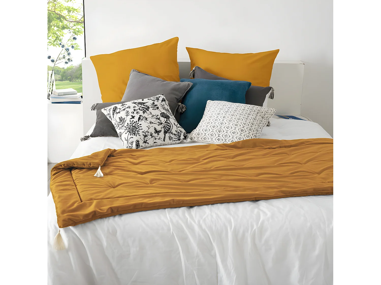 Samtdecke mit Pompons 80 x 180 cm