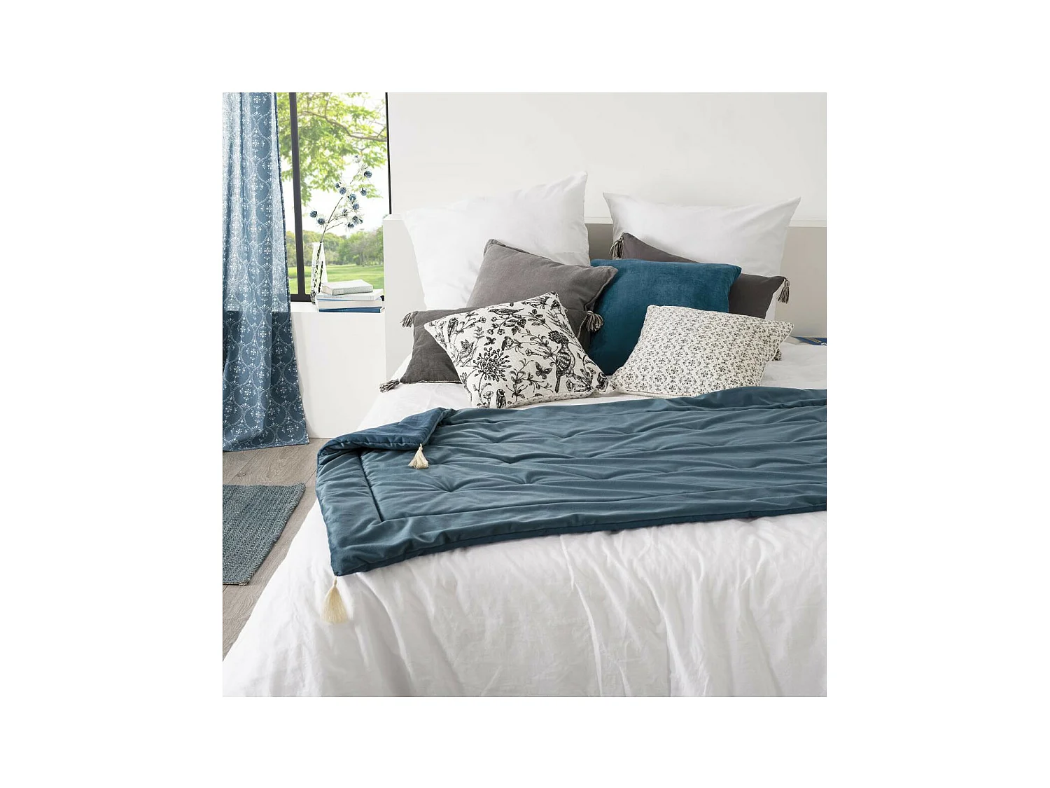 Samtdecke mit Pompons 80 x 180 cm