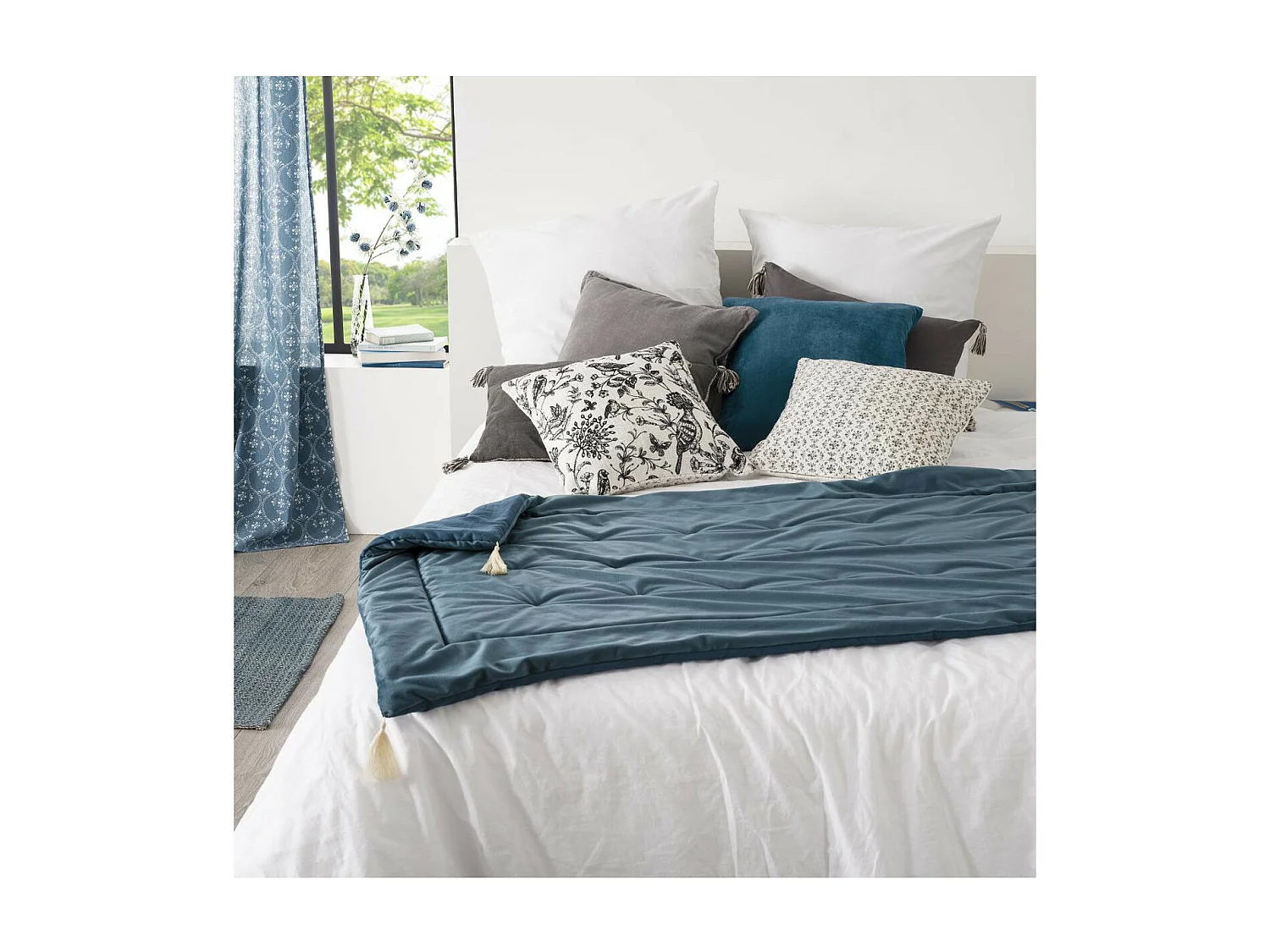 Samtdecke mit Pompons 80 x 180 cm