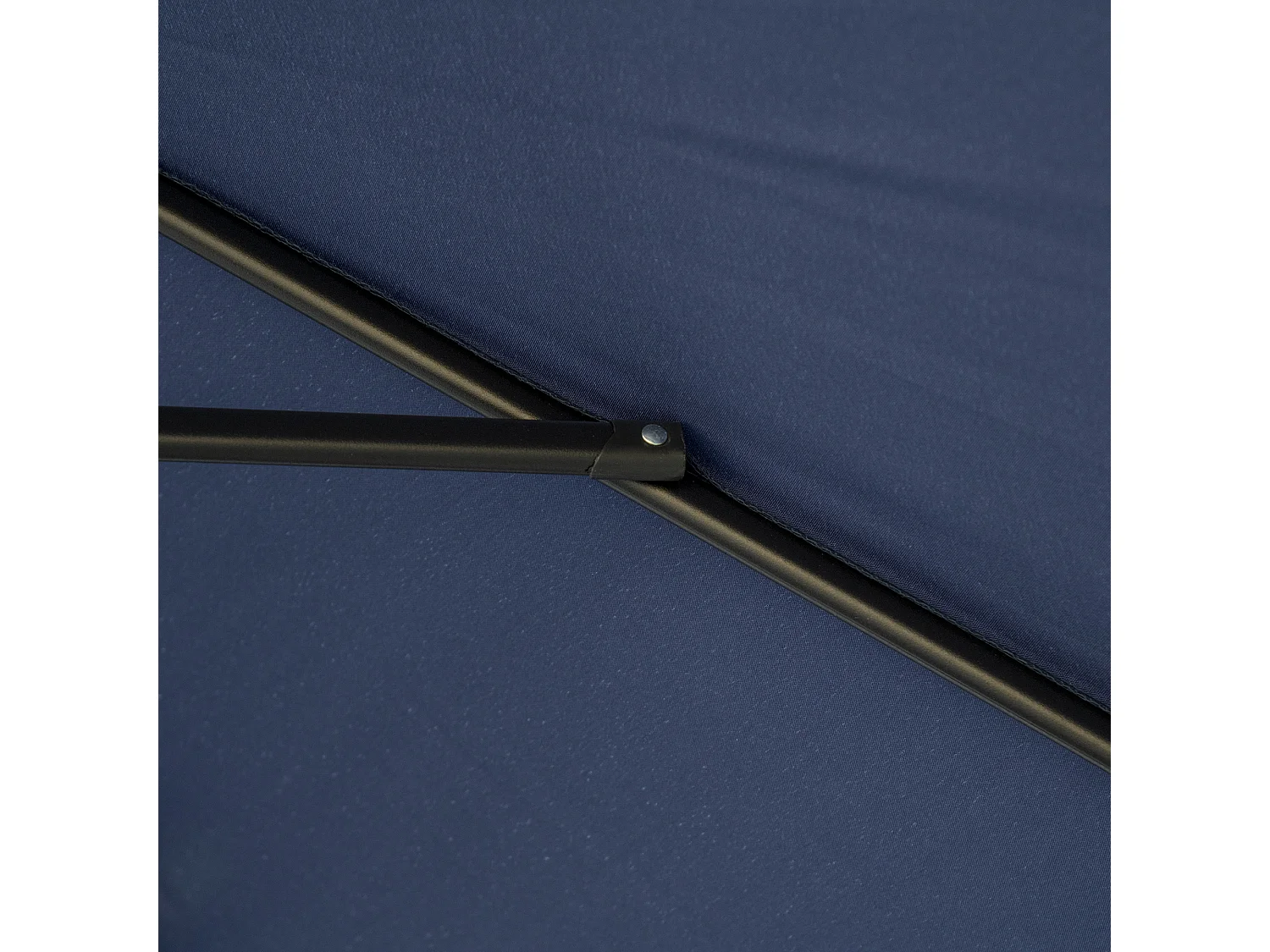 Parasol octogonal inclinable Ø 2,68 x 2,32H m mât acier noir polyester haute densité 180 g/m² bleu nuit