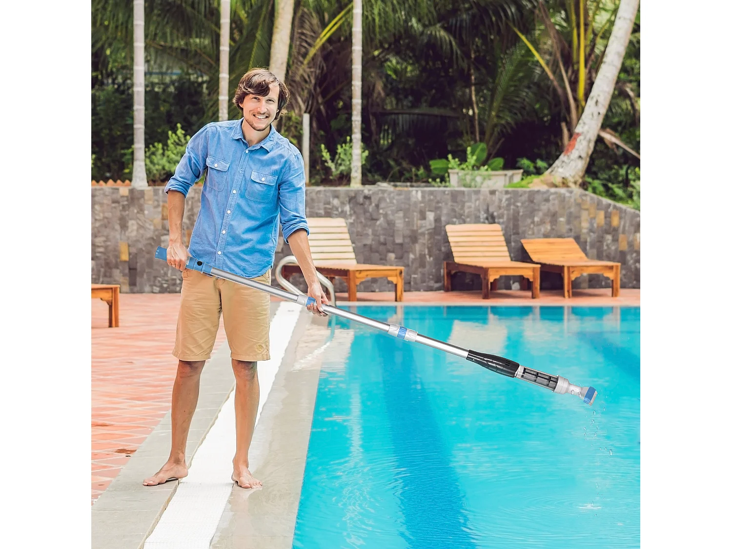 Aspirateur balai électrique sans fil piscine spa - manche télescopique 106-162 cm - brosse, sac filtrant - ABS alu. - blanc bleu