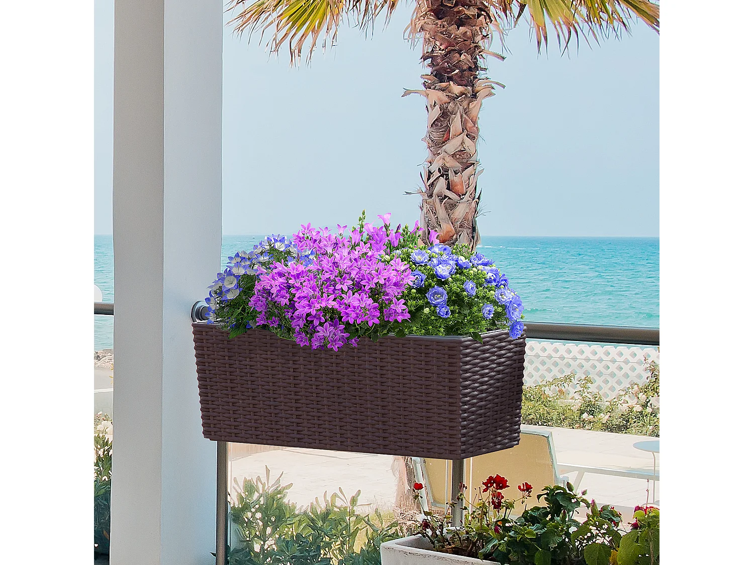 Jardinière de balcon - balconnière suspendue - supports de fixation réglables, indicateur niveau d'eau et réservoir, inserts d'irrigation - PP aspect rotin chocolat