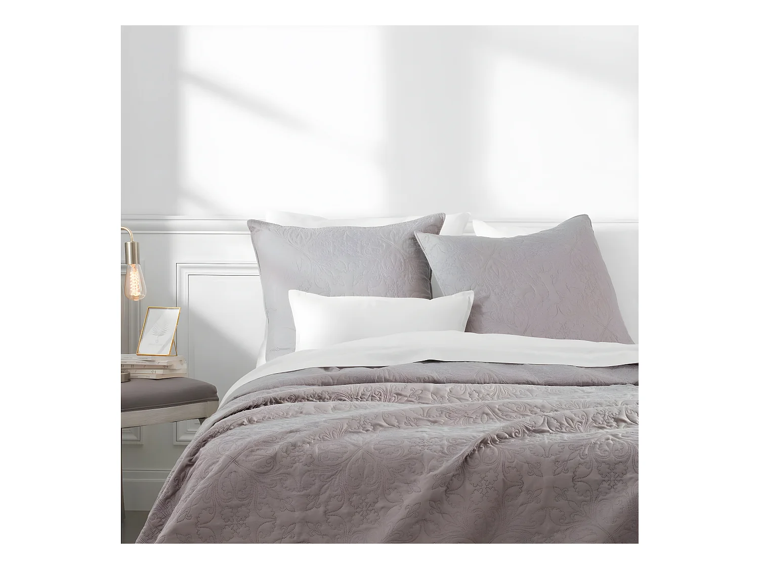 Dessus de lit Taupe motif Arabesque 240 x 260 avec 2 Taies