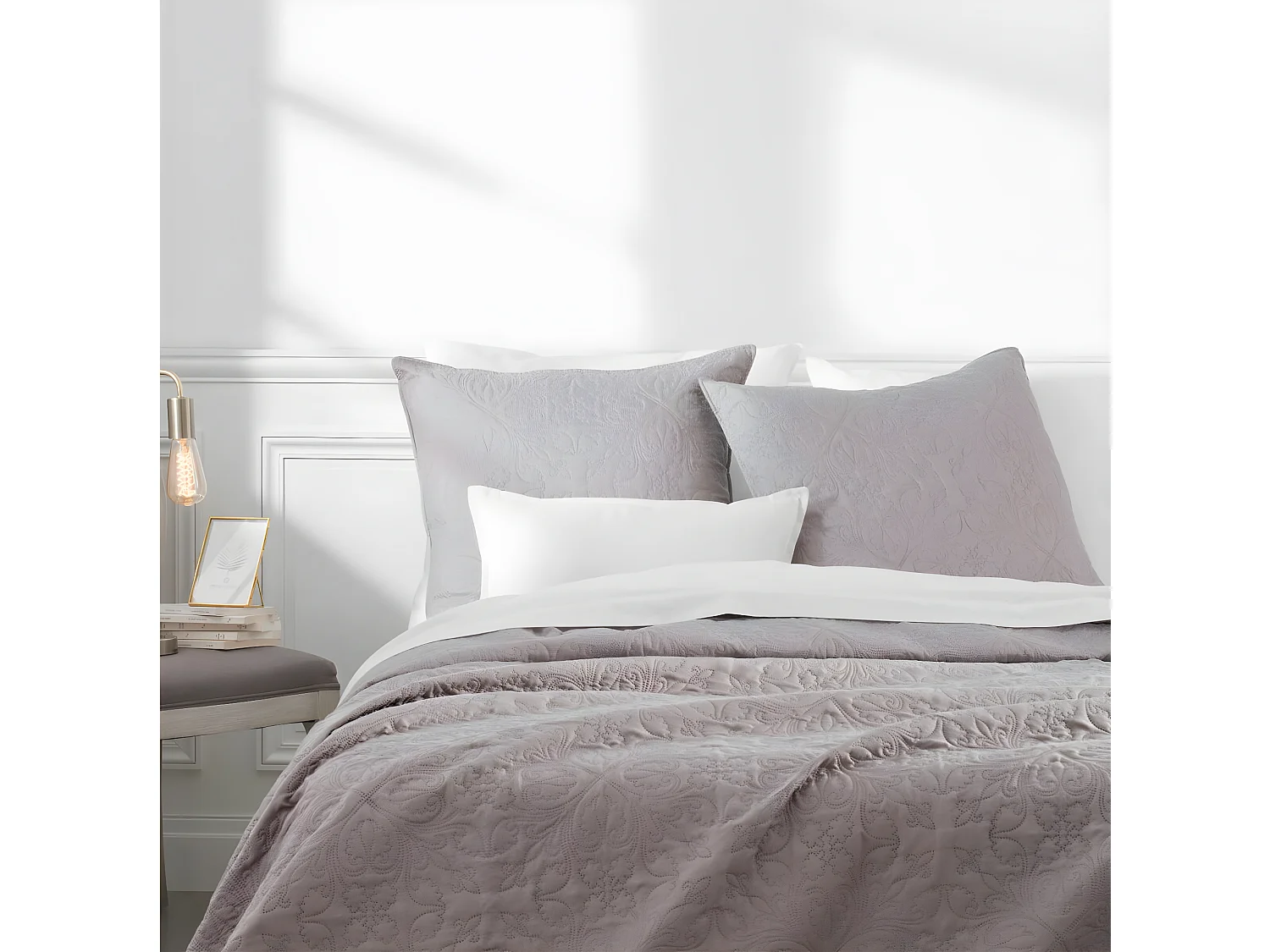 Dessus de lit Taupe motif Arabesque 240 x 260 avec 2 Taies