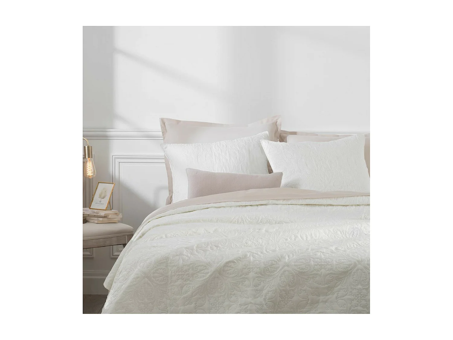 Dessus de lit Ivoire motif Arabesque 240 x 260 avec 2 Taies