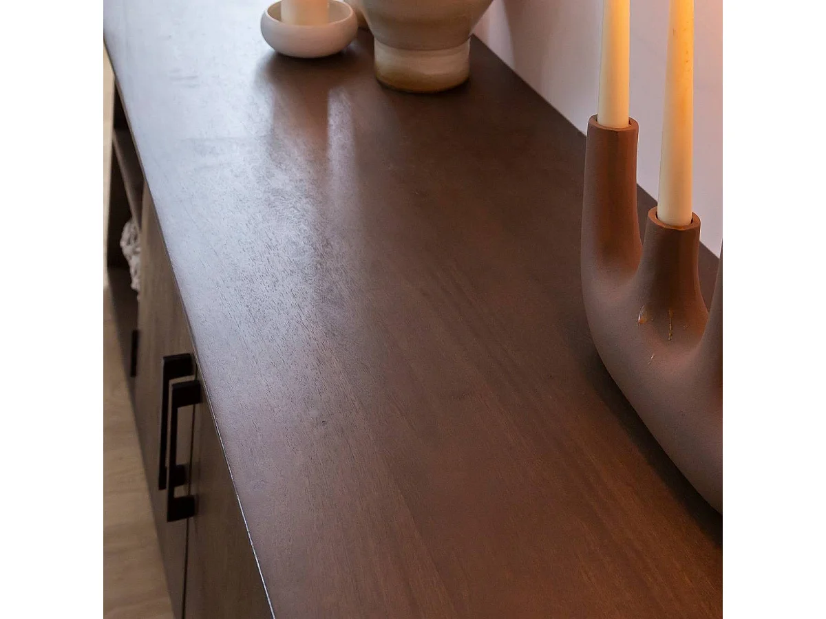 Mueble de TV de madera de mango Daniella - Elegancia y robustez para un espacio de vida dinámico