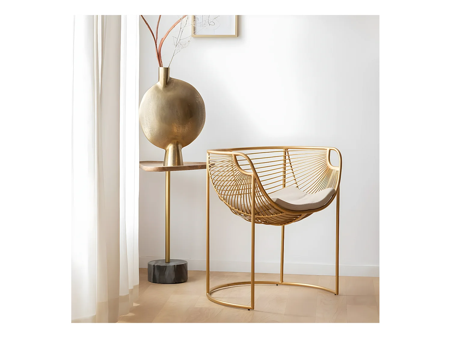 Fauteuil design en métal doré Augustus