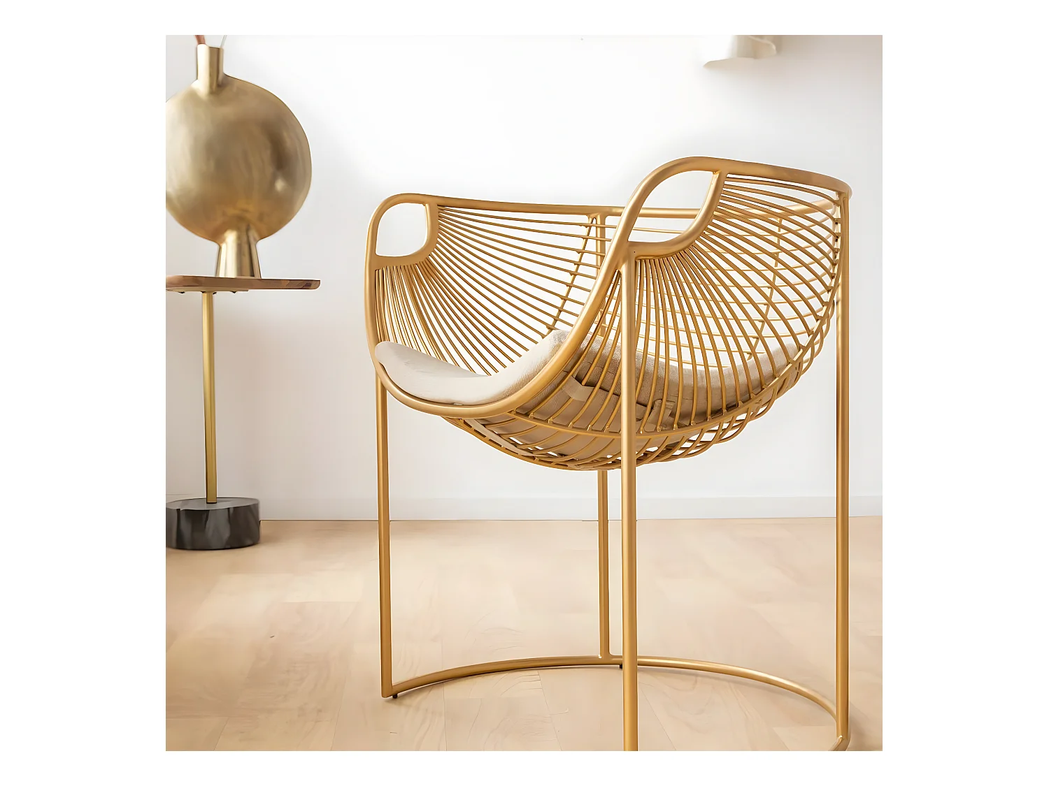 Sillón de diseño en metal dorado con cojín mullido