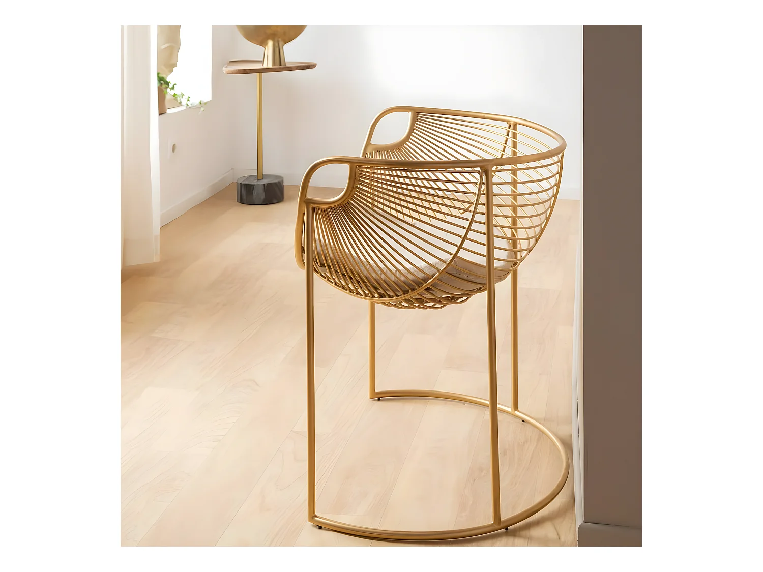 Sillón de diseño en metal dorado con cojín mullido