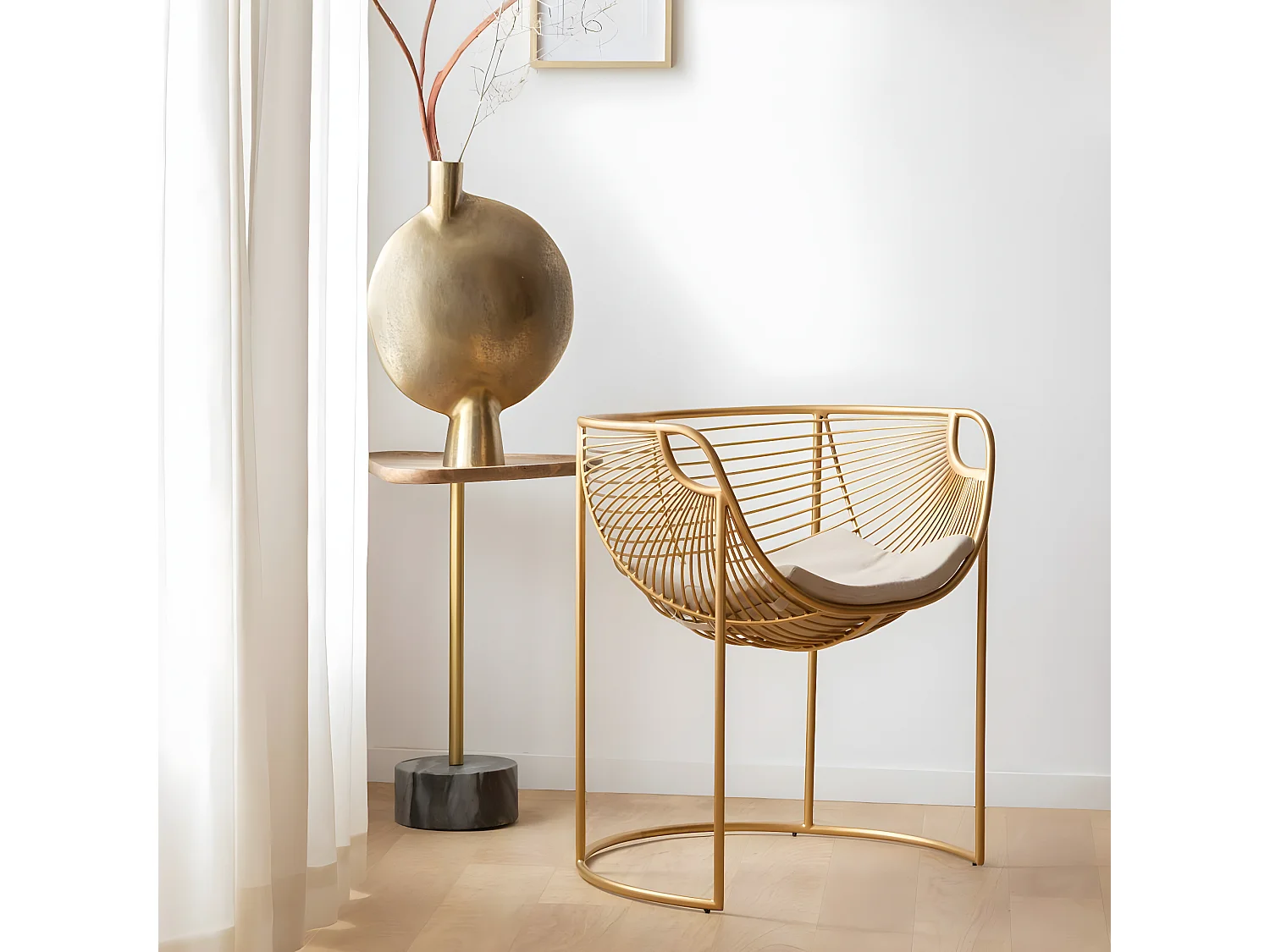 Sillón de diseño en metal dorado con cojín mullido