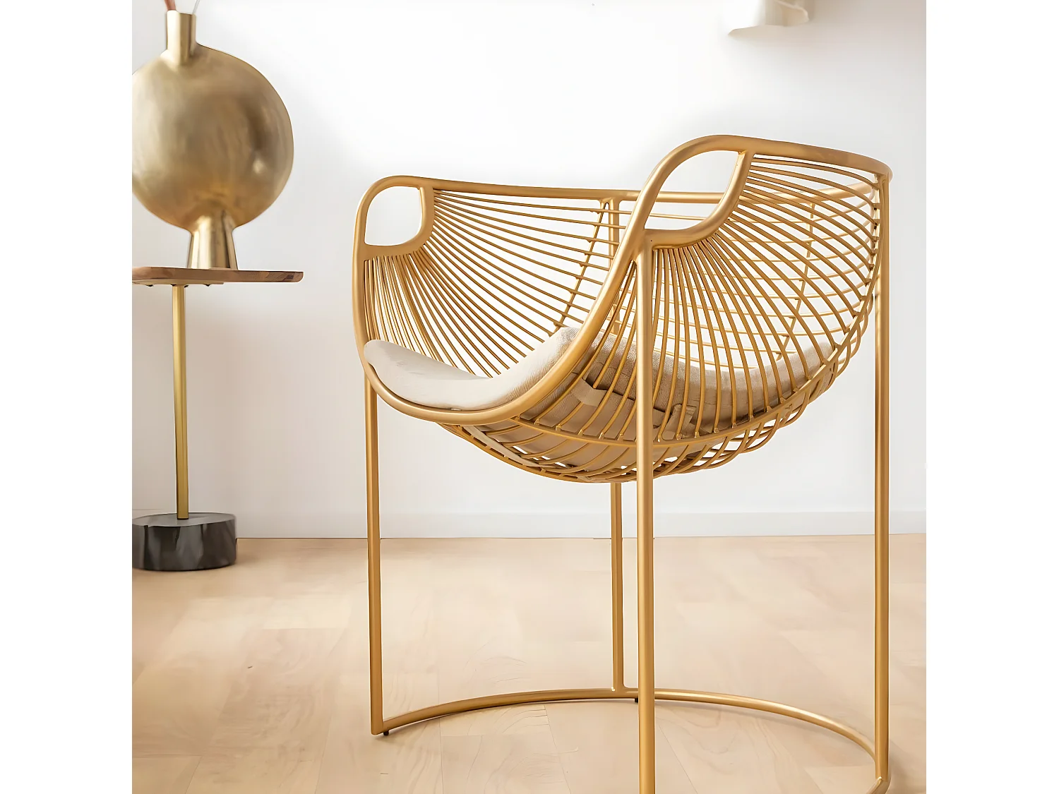 Sillón de diseño en metal dorado con cojín mullido