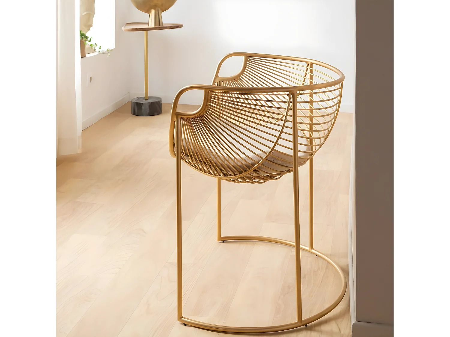 Sillón de diseño en metal dorado con cojín mullido