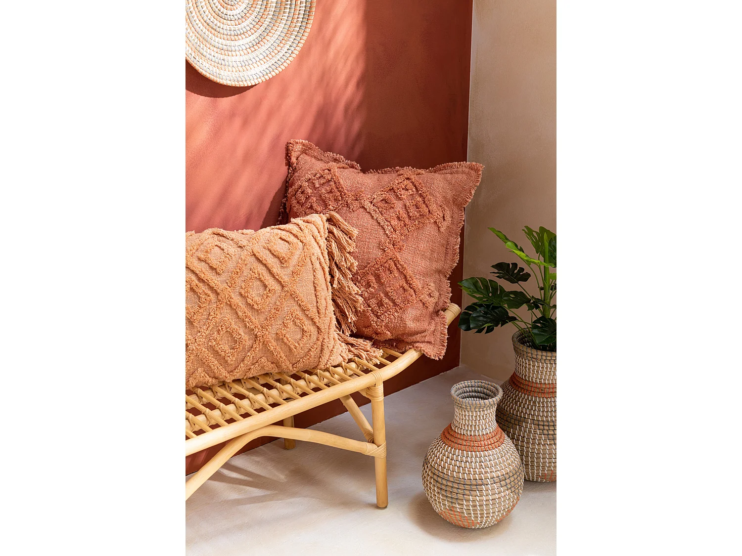 Coussin Déco Pompons "Amalia" 40x78cm Corail