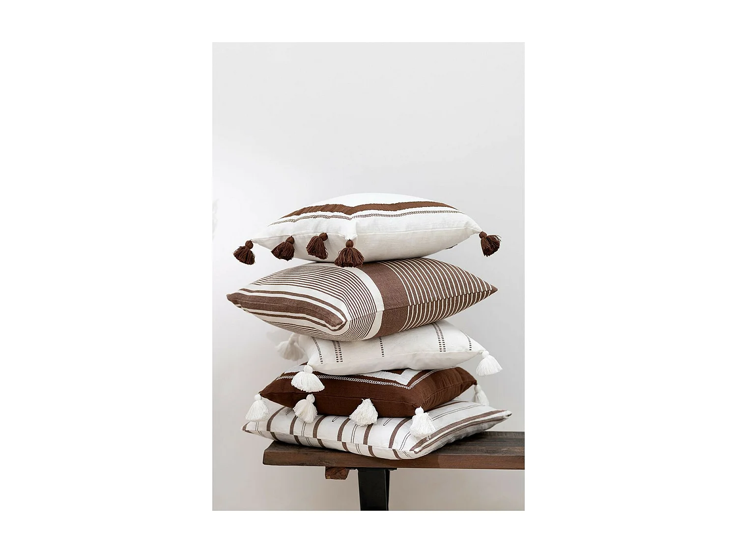 Coussin Déco Pompons "Iliana" 50x50cm Blanc