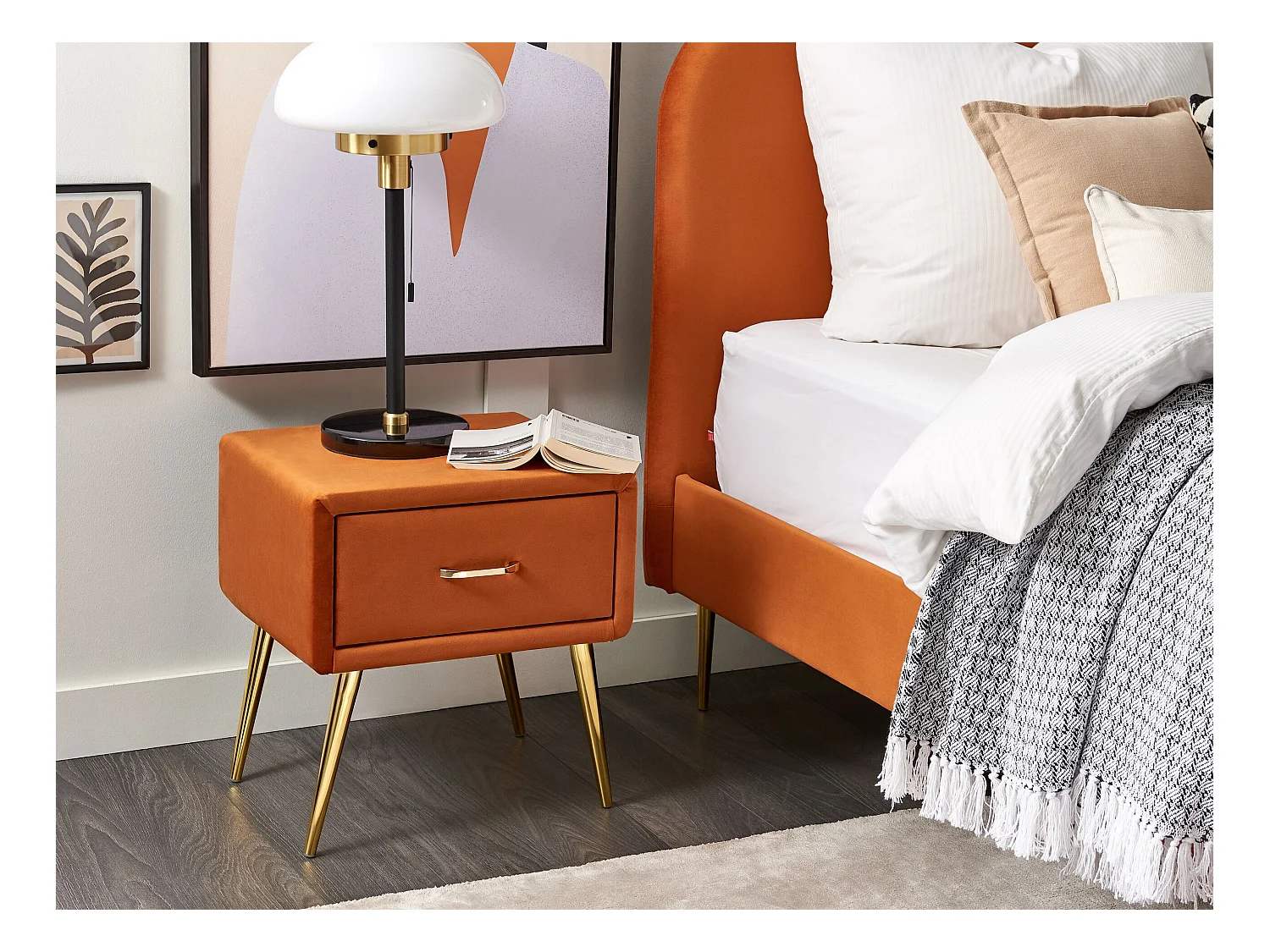 Nachttisch Samtstoff orange mit Schublade Metallgestell gold Modern Glam Flayat