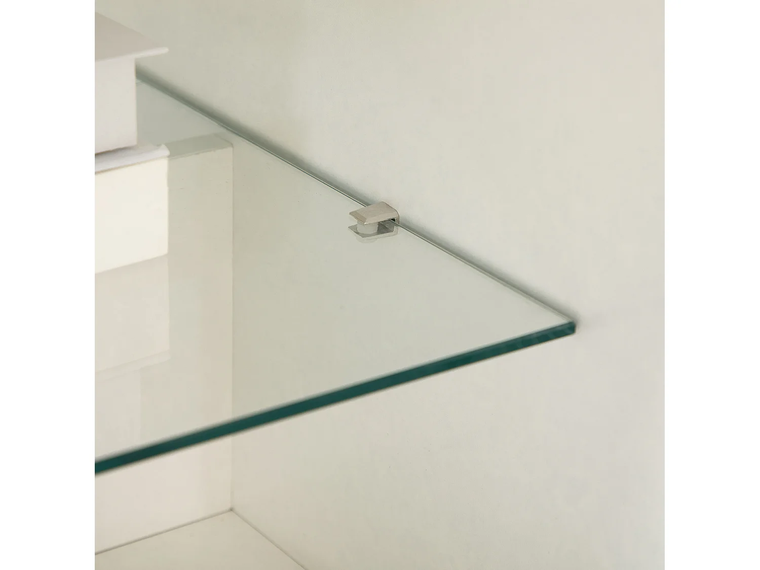 Table basse design contemporain 2 tiroirs 2 niches étagère verre trempé panneaux blanc aspect chêne clair