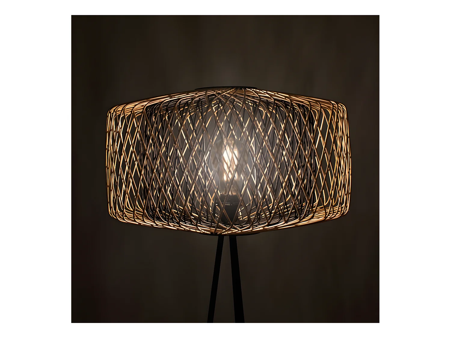 Lámpara De Pie  En Bambú Negro De   Serie Bamboo