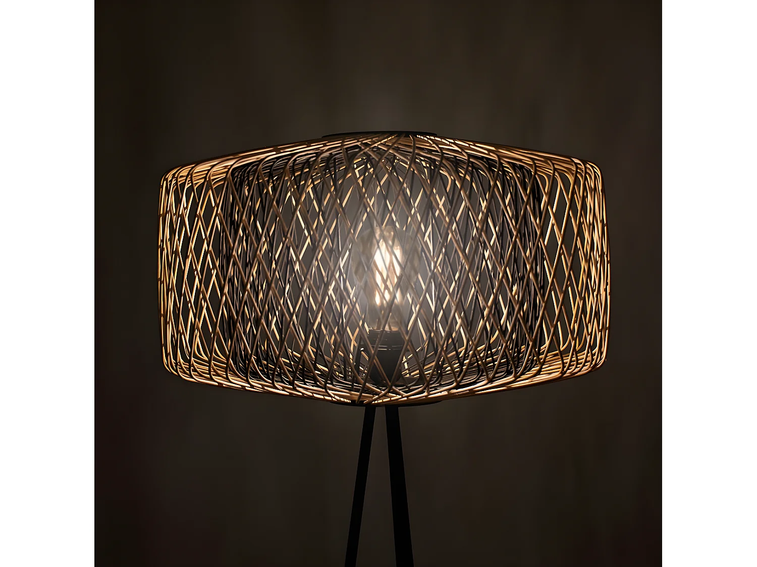 Lámpara De Pie  En Bambú Negro De   Serie Bamboo