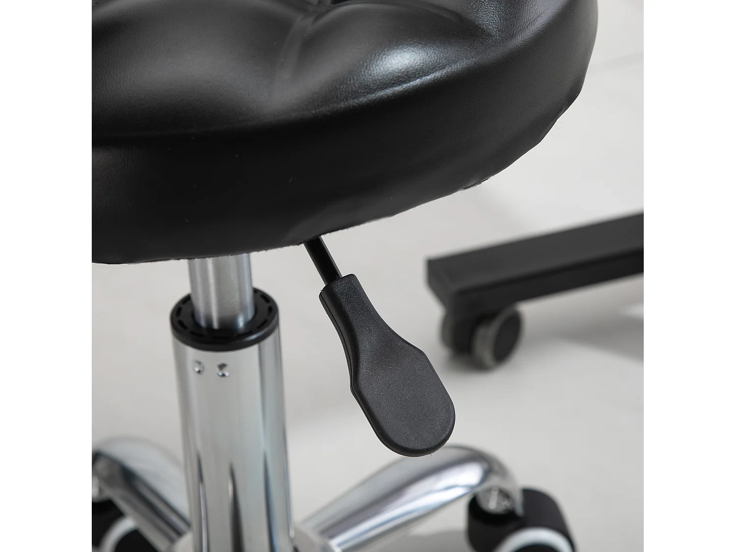 HOMCOM Tabouret massage à roulettes réglable en hauteur pivotant 360° assise synthétique capitonnée noire