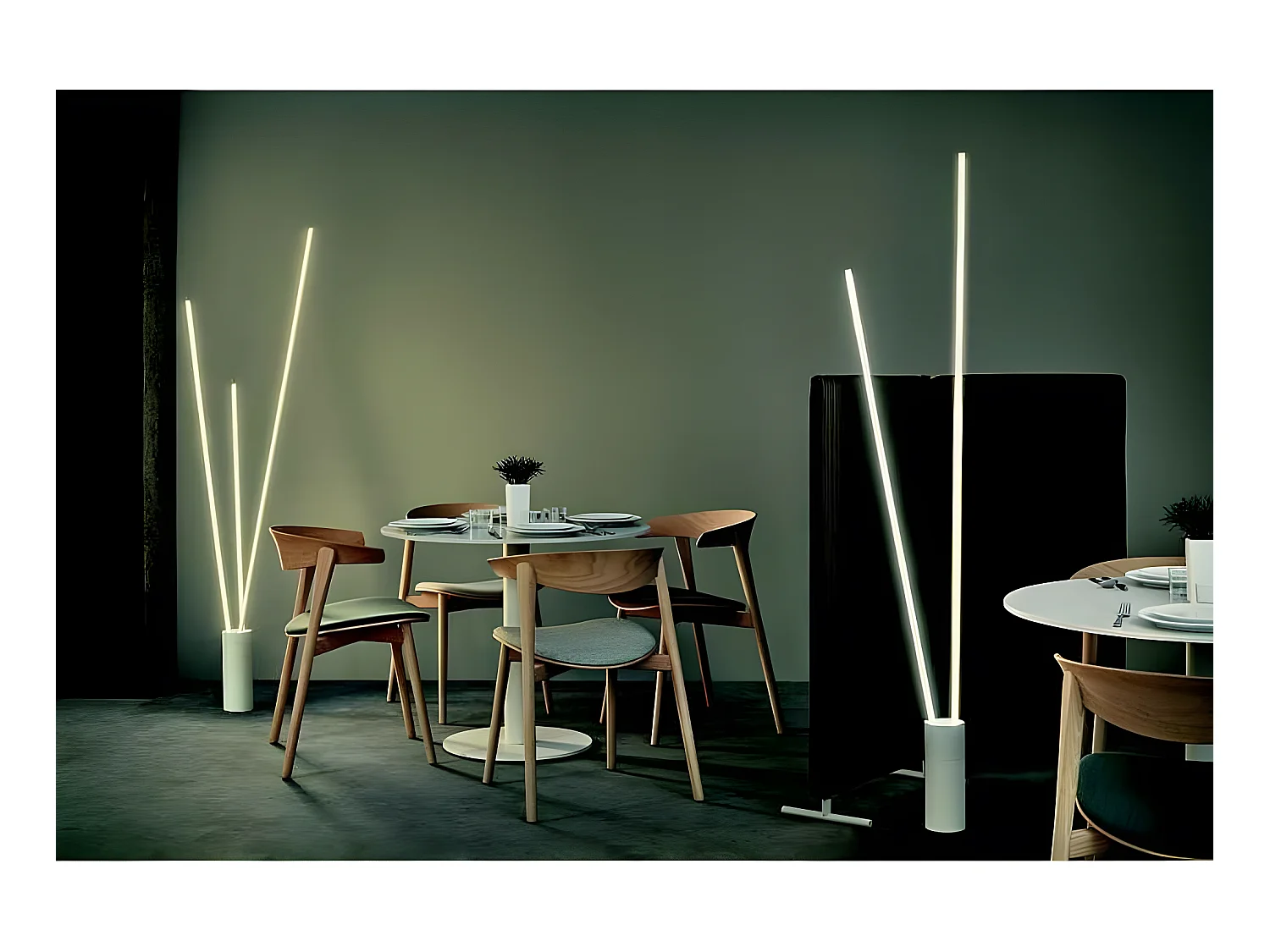 Pied de salon LED en aluminium dimable, en MANTRA blanc vertical