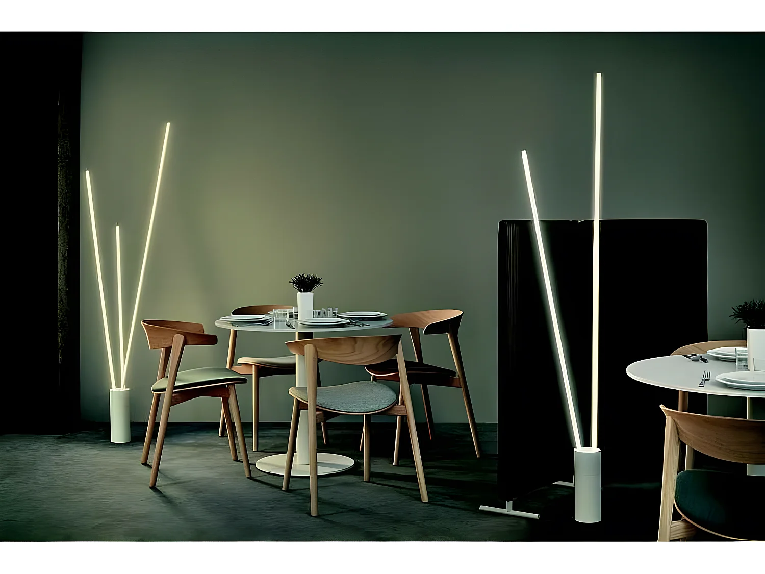 Pied de salon LED en aluminium dimable, en MANTRA blanc vertical