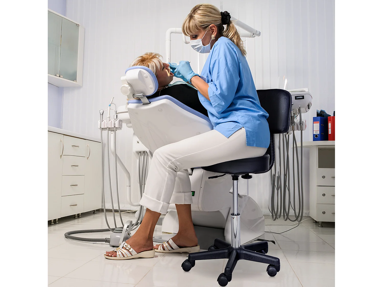 Tabouret massage à roulettes réglable en hauteur pivotant avec dossier ergonomique noir