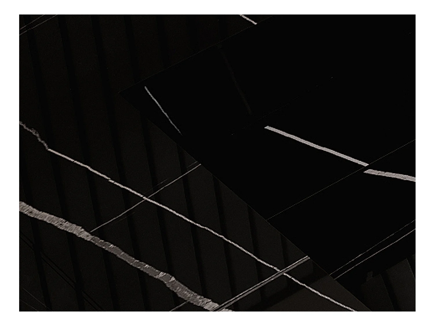 Dubbele hangende wastafel van solid surface met zwart marmereffect - L120,2 x B45,2 x H8 cm - TAKOTNA