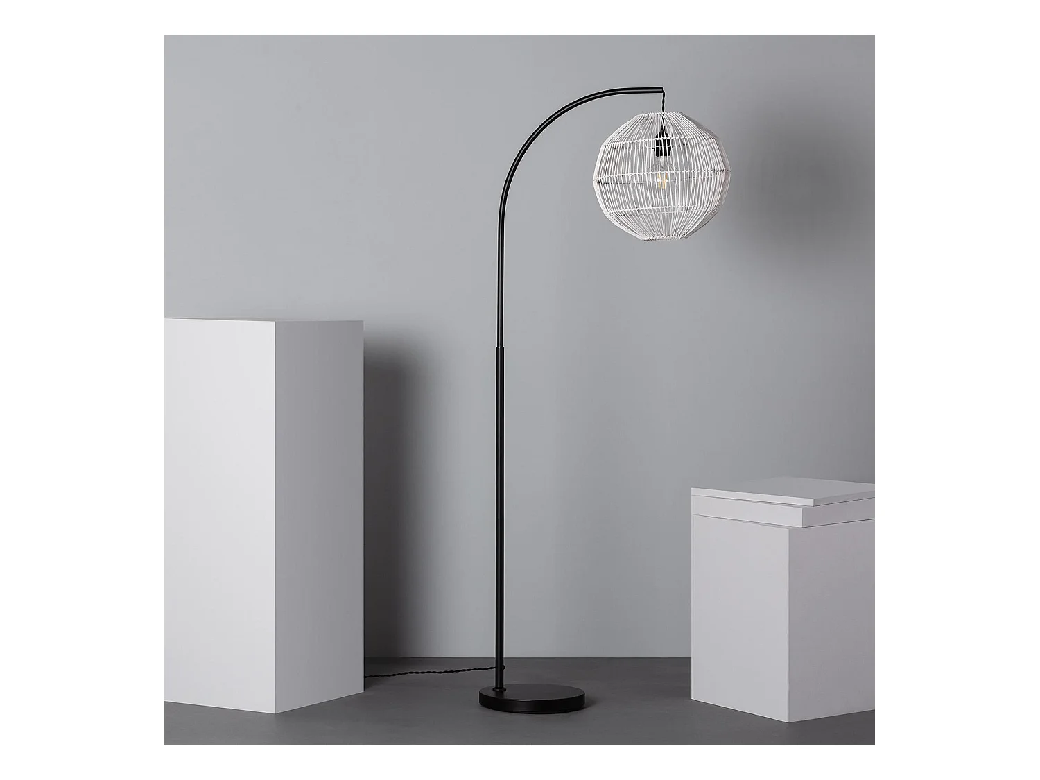 Lámpara de Pie Ratán Kithnos Negro