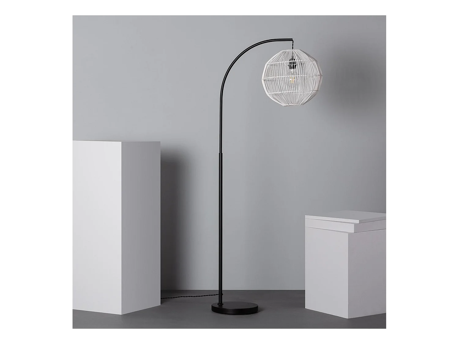 Lámpara de Pie Ratán Kithnos Negro