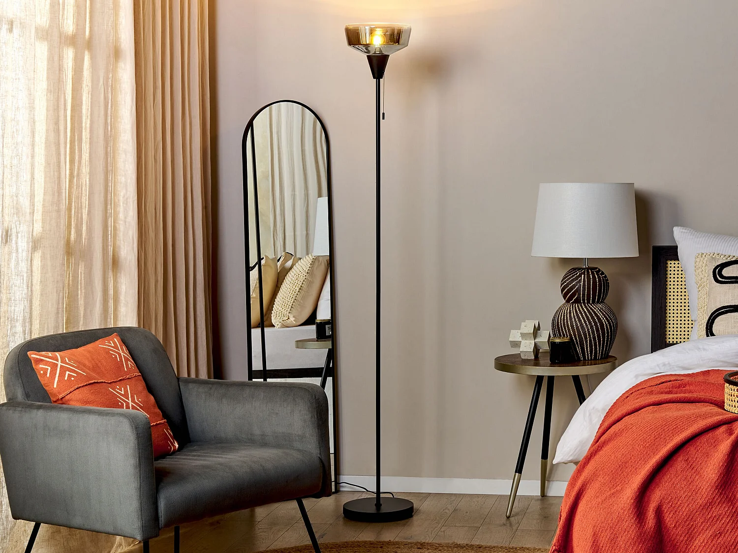 Stehlampe aus Rauchglas und Eisen schwarz / silber 175 cm hoch modern Talparo