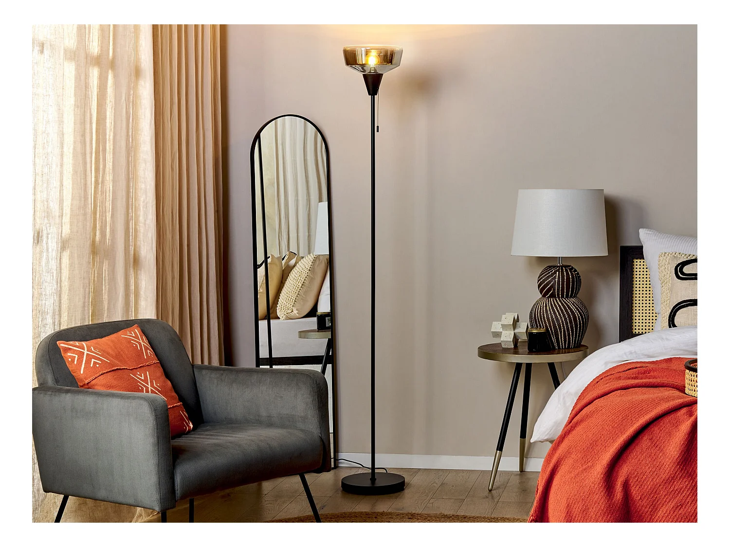 Stehlampe aus Rauchglas und Eisen schwarz / silber 175 cm hoch modern Talparo