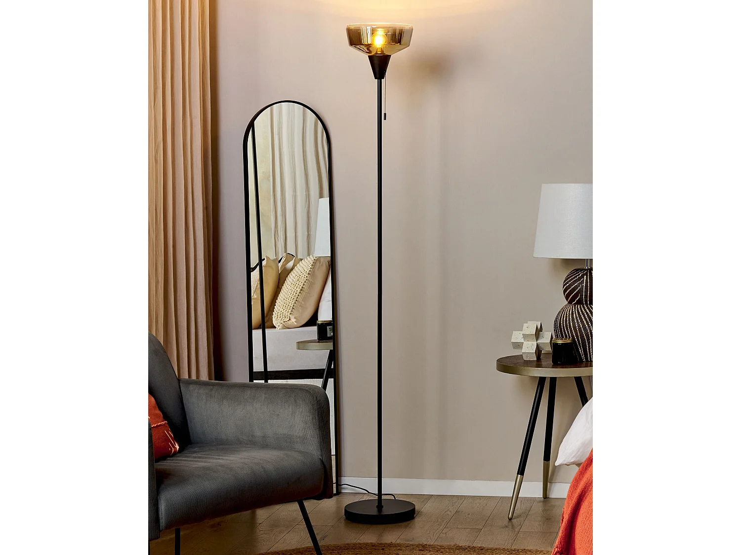 Stehlampe aus Rauchglas und Eisen schwarz / gold 175 cm hoch modern Talparo