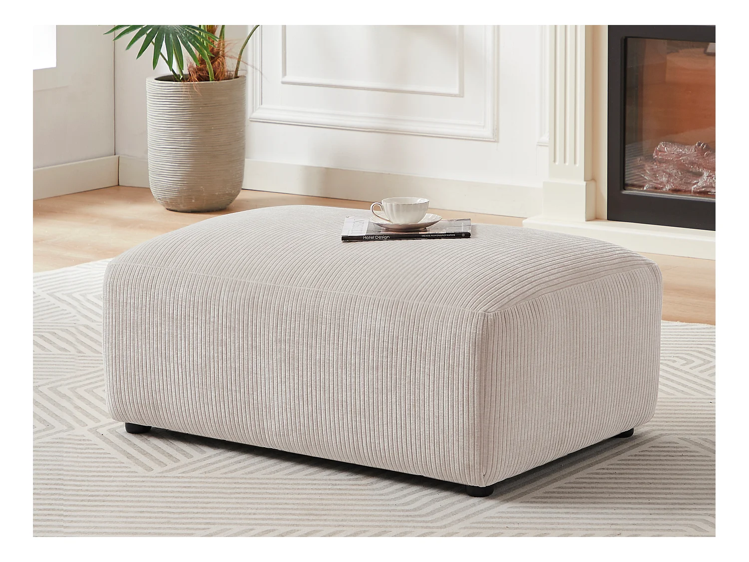 Puf de terciopelo acanalado beige TIRONO de Maison Céphy