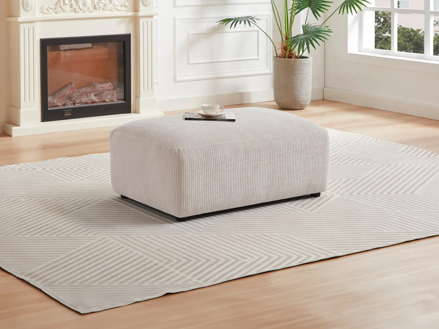 Puf de terciopelo acanalado beige TIRONO de Maison Céphy