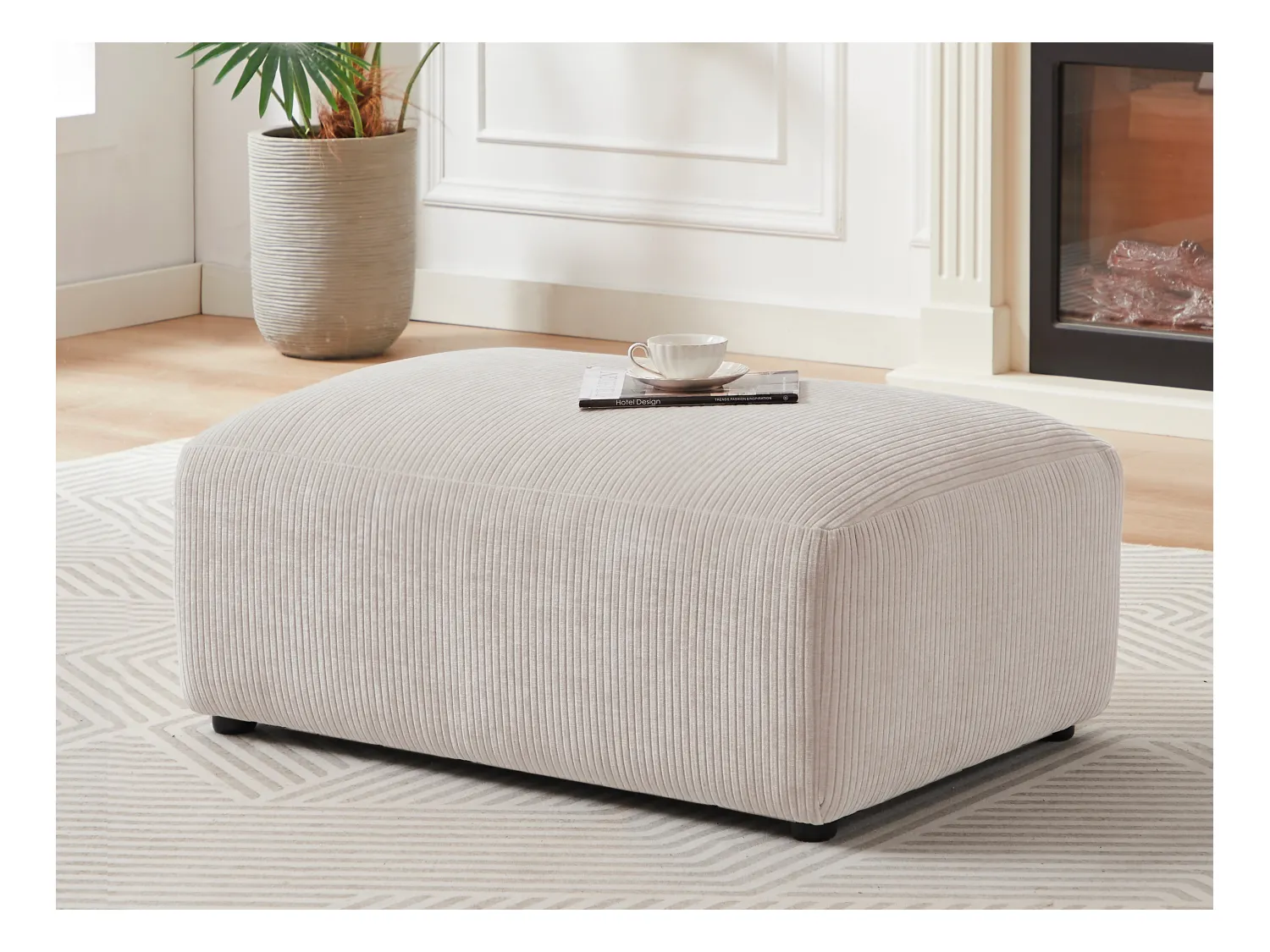 Pouf en velours côtelé beige TIRONO de Maison Céphy