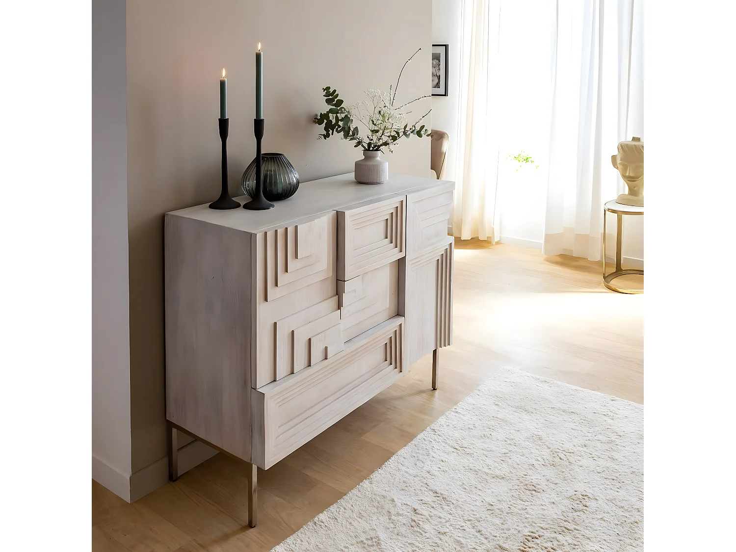 Pequeña cómoda de madera de mango Tristan con patas metálicas doradas