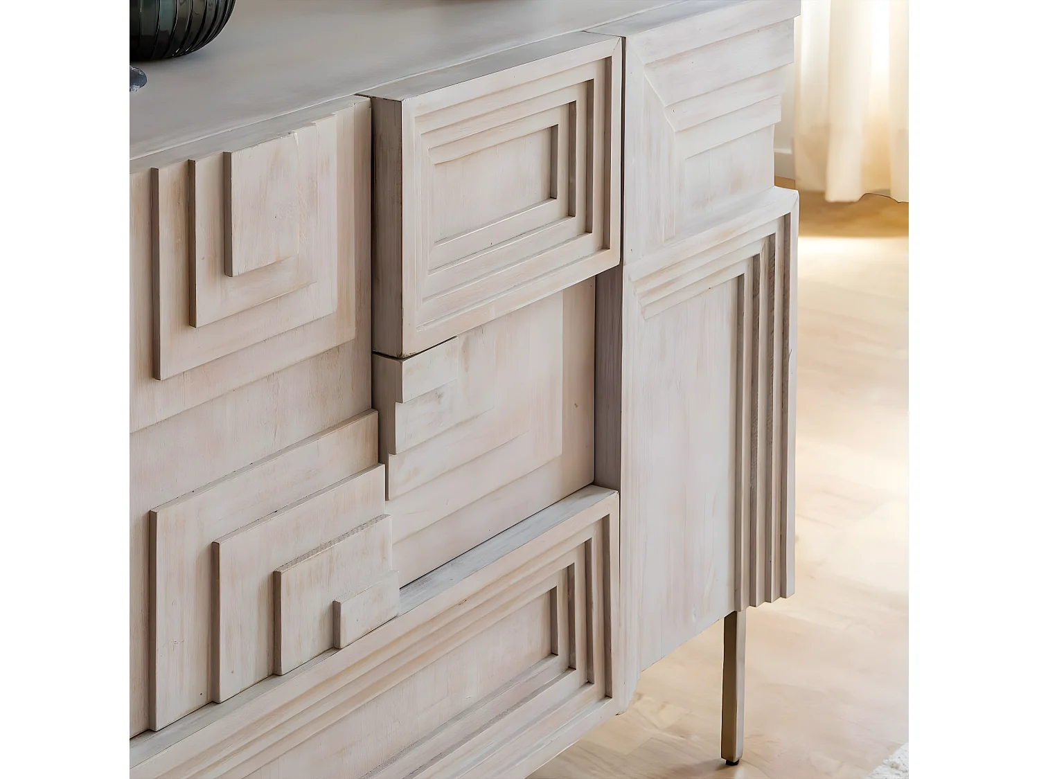 Pequeña cómoda de madera de mango Tristan con patas metálicas doradas