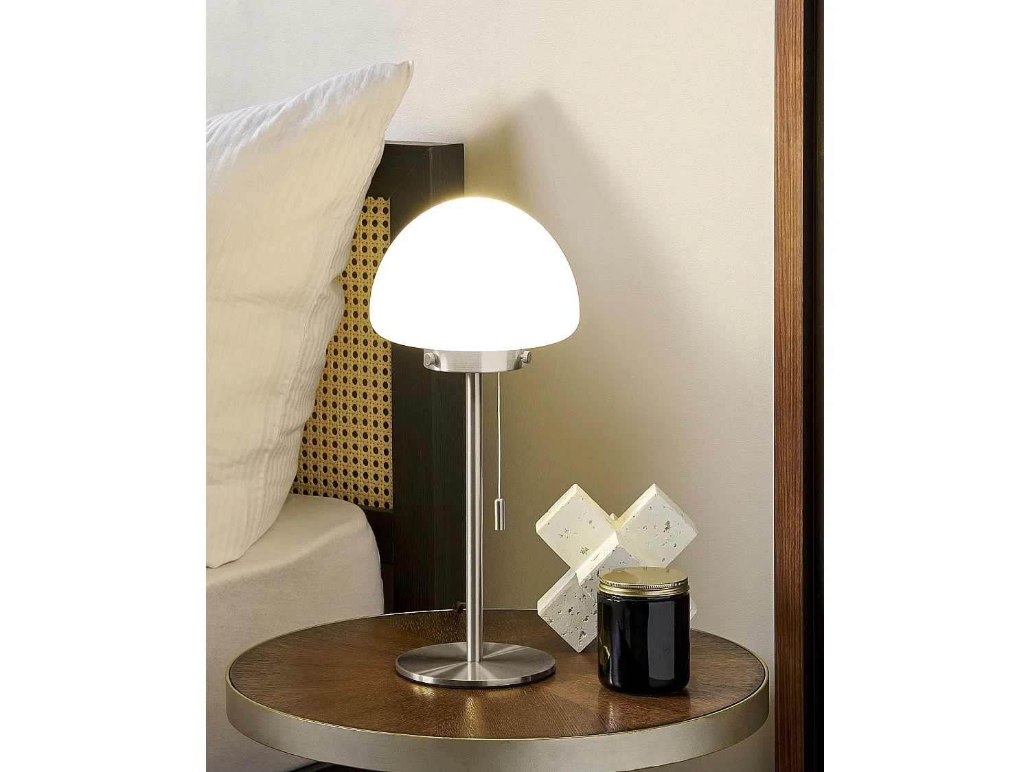 Minimalistische Tischleuchte mit Zugschalter Lampenschirm aus Glas mit Metallsockel Silber Moruga