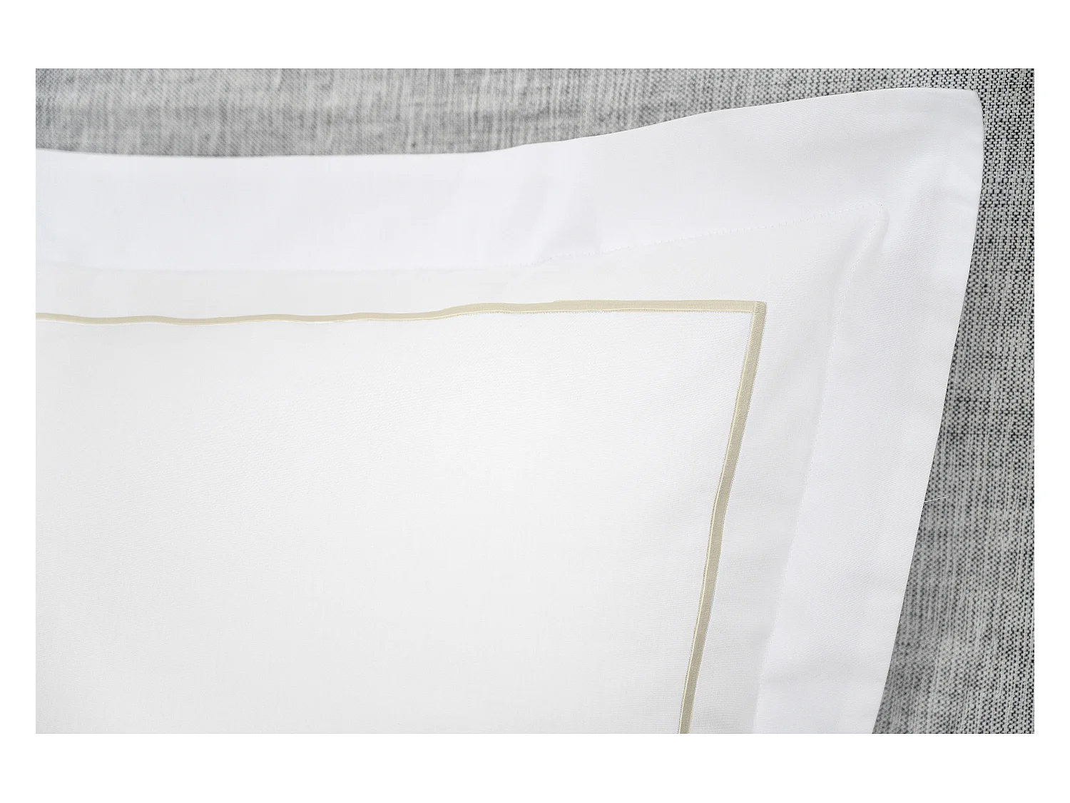 Parure de lit percale 80 fils/cm² - Housse de couette 220 x 240 cm + 2 taies d'oreiller  - Blanc bourdon beige - CHARMY de PALACIO