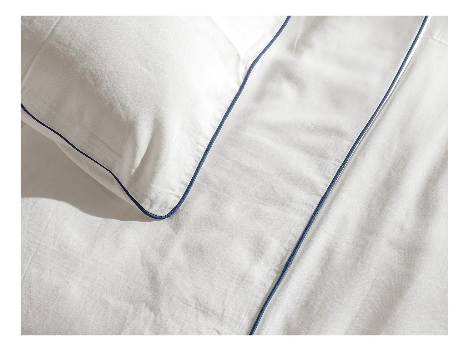 Juego de cama de percal de algodón 80 hilos/ cm² - Funda nórdica 220 x 240 cm + 2 fundas de almohada 63 x 63 cm - blanco con ribete azul - AGAMI de PALACIO