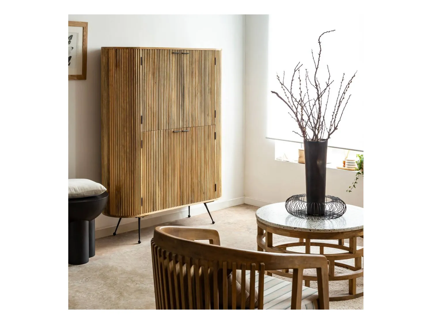 Armario de madera de mango Ambrine - Diseño contemporáneo con patas y asas de metal negro