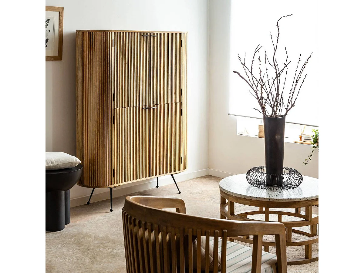 Armario de madera de mango Ambrine - Diseño contemporáneo con patas y asas de metal negro