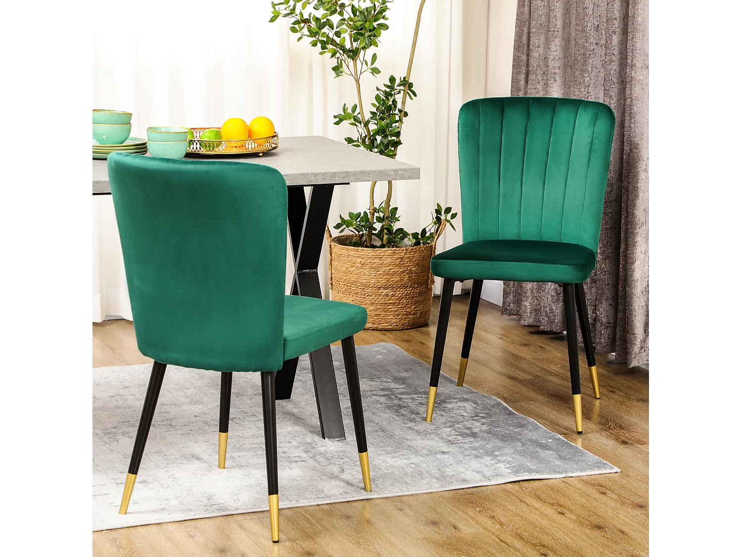 Lot de 2 chaises style art déco extrémités pieds dorés dossier strié revêtement aspect velours vert