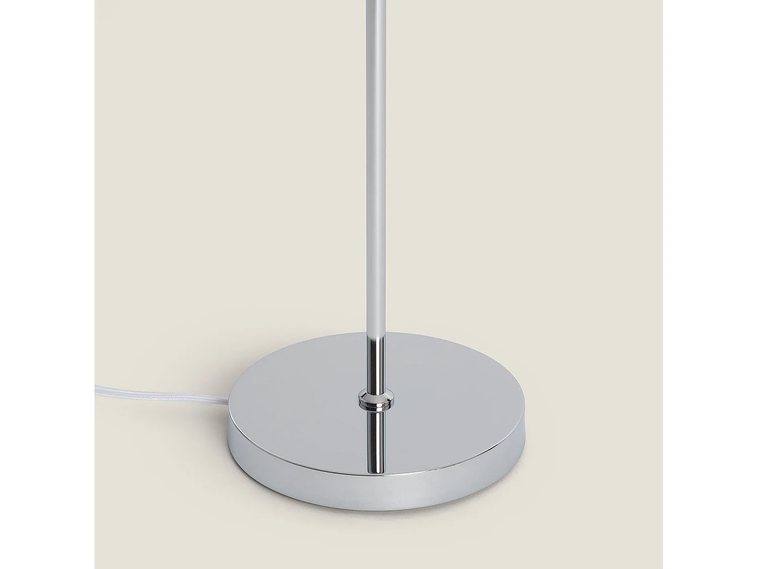 Lampada da Terra Metallo e Tessuto Pangiri Bianco