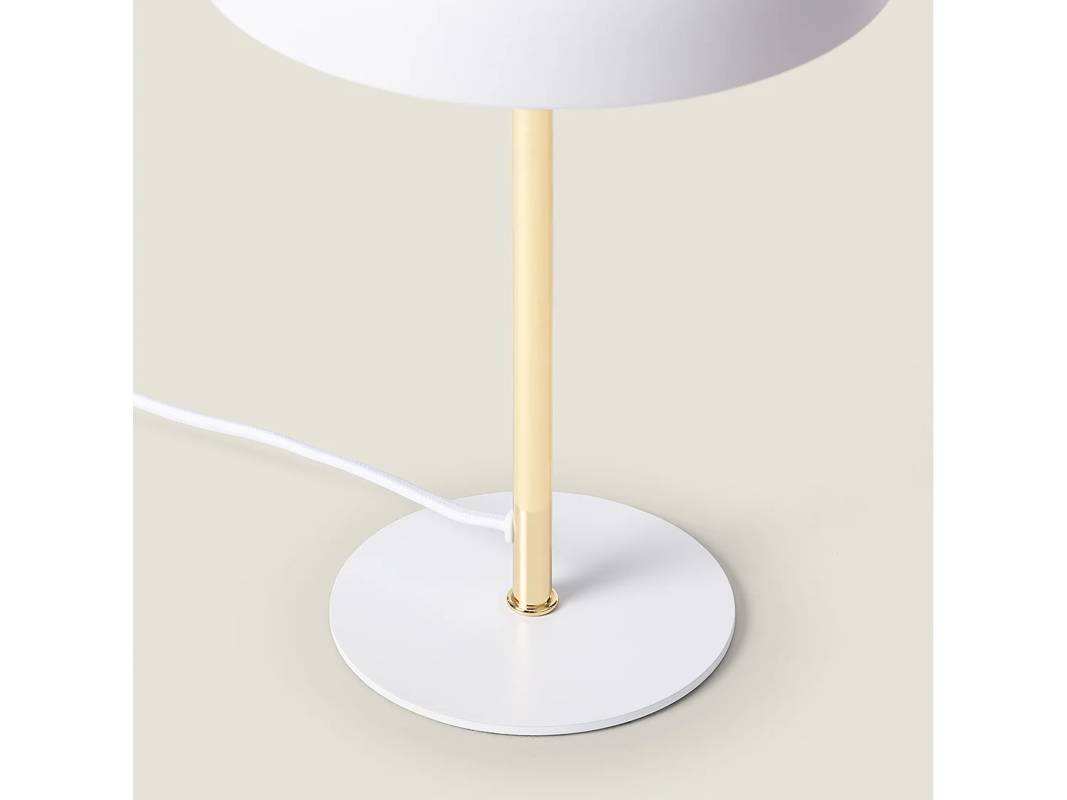 Lámpara de Mesa de Metal Wavuli Blanco