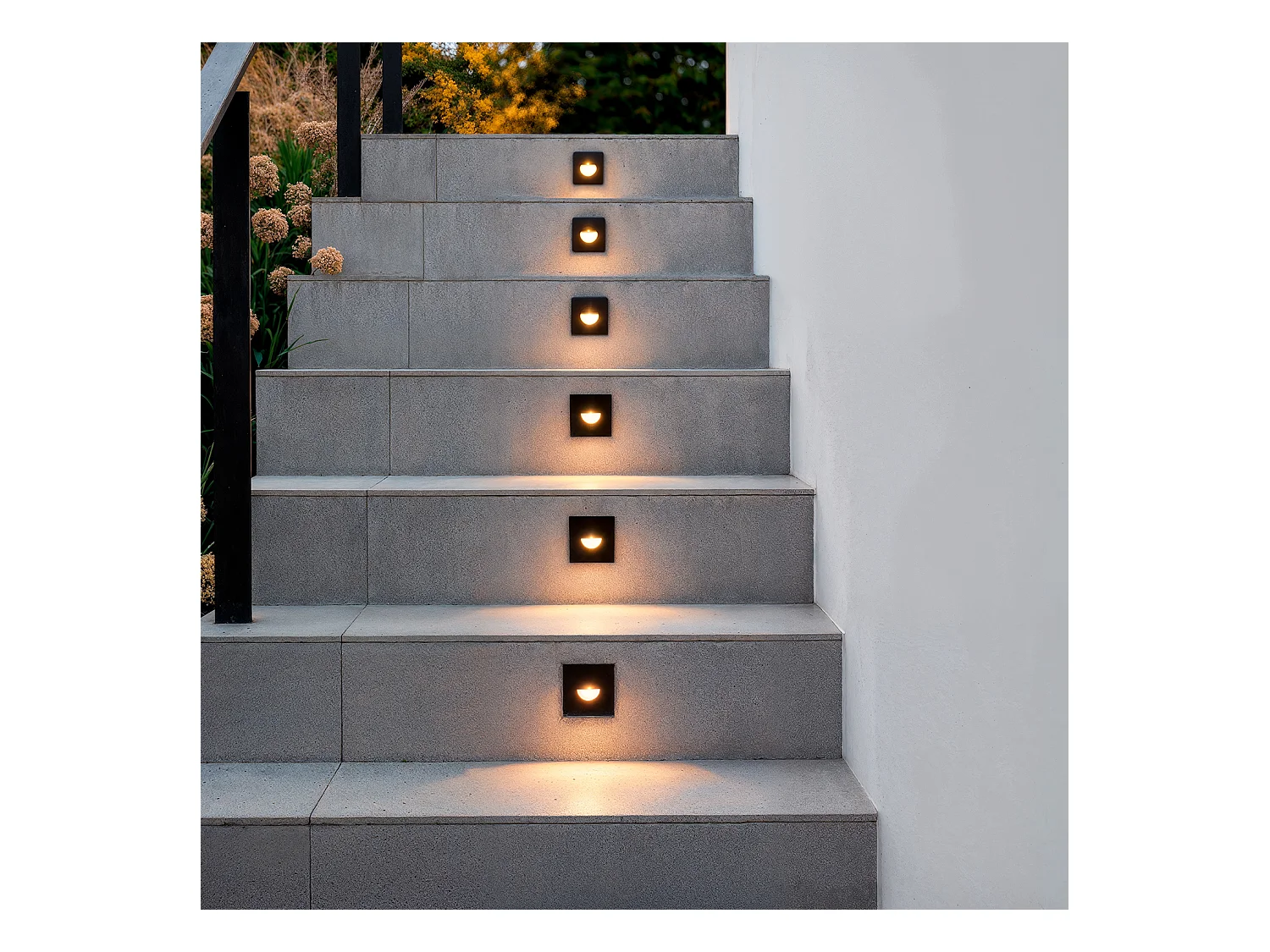 Balise LED Extérieure 2W Encastrable au Mur Carrée Guell Noire  2700K Blanc chaud