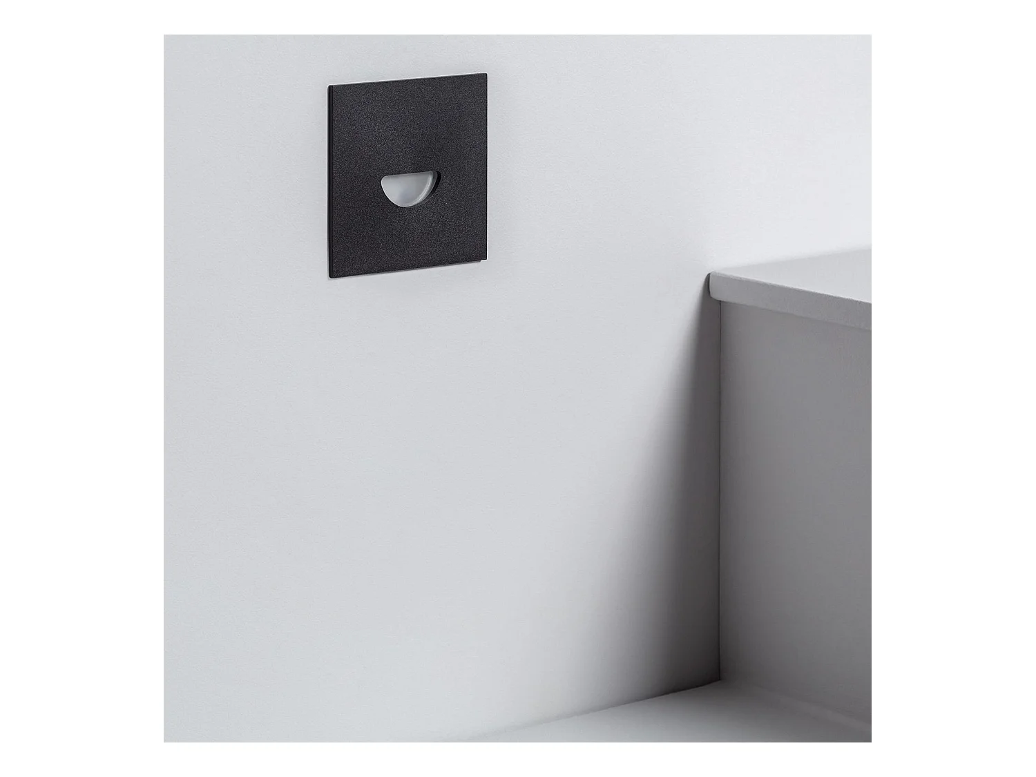 Balise LED Extérieure 2W Encastrable au Mur Carrée Guell Noire  2700K Blanc chaud