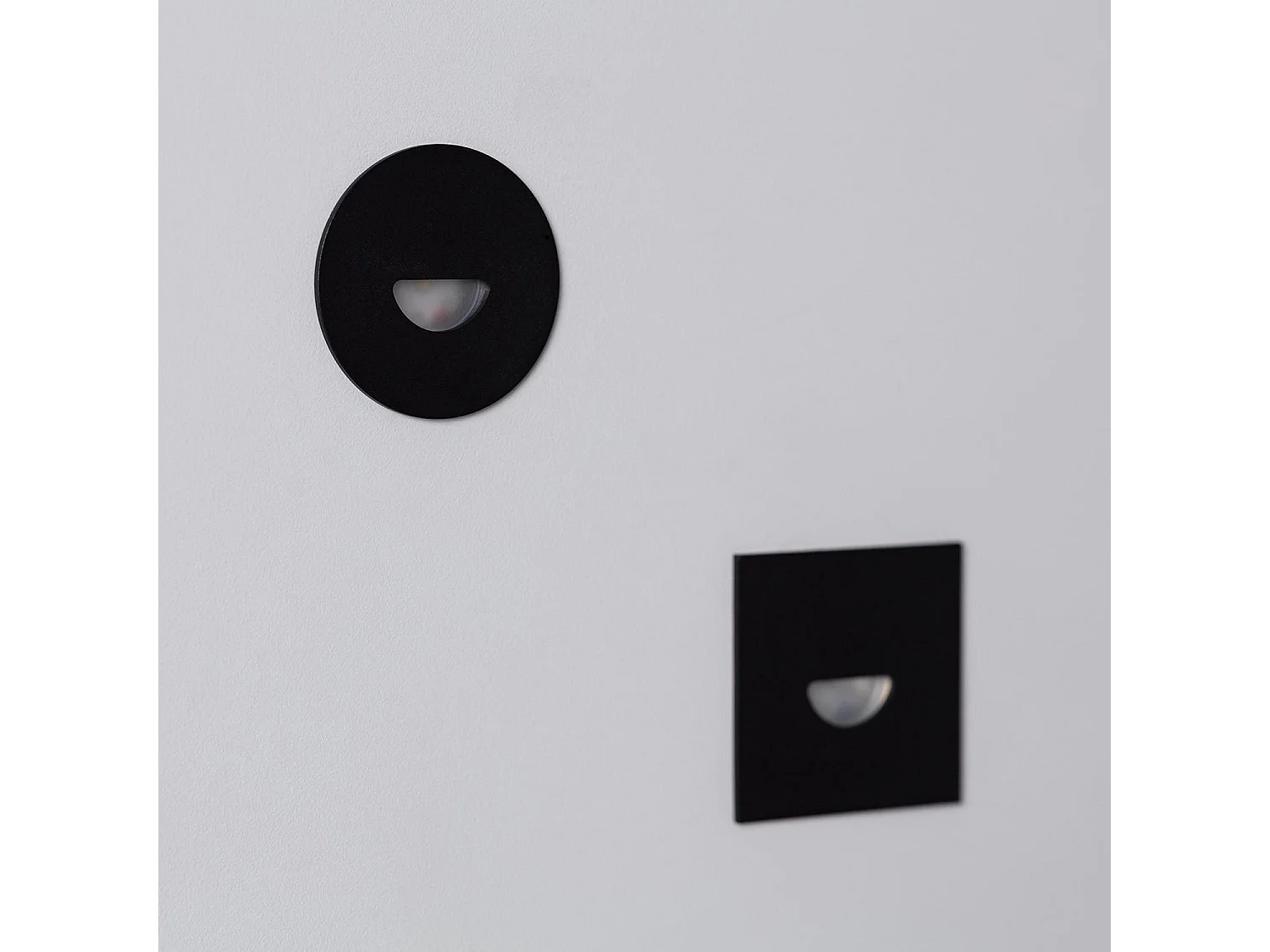 Balise LED Extérieure 2W Encastrable au Mur Carrée Guell Noire  2700K Blanc chaud